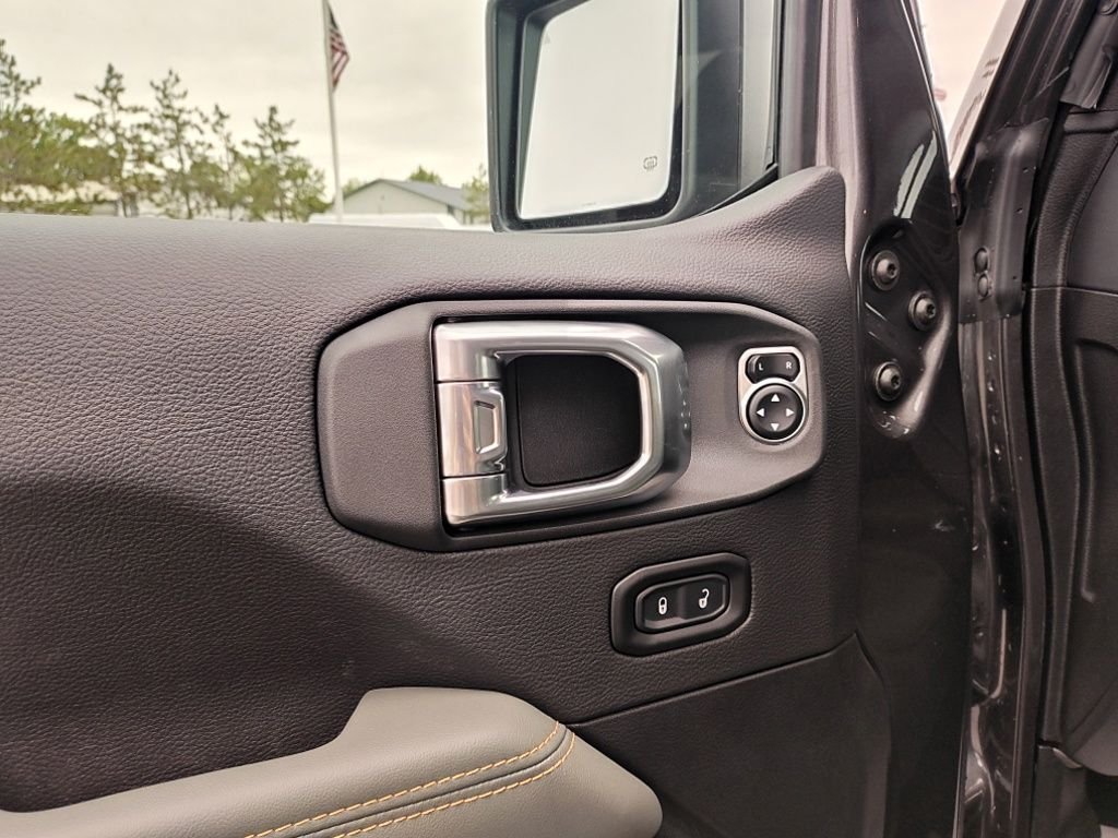 New 2026 Granite Crystal Metallic Clear-Coat Exterior Paint Jeep Mojave X image 17
