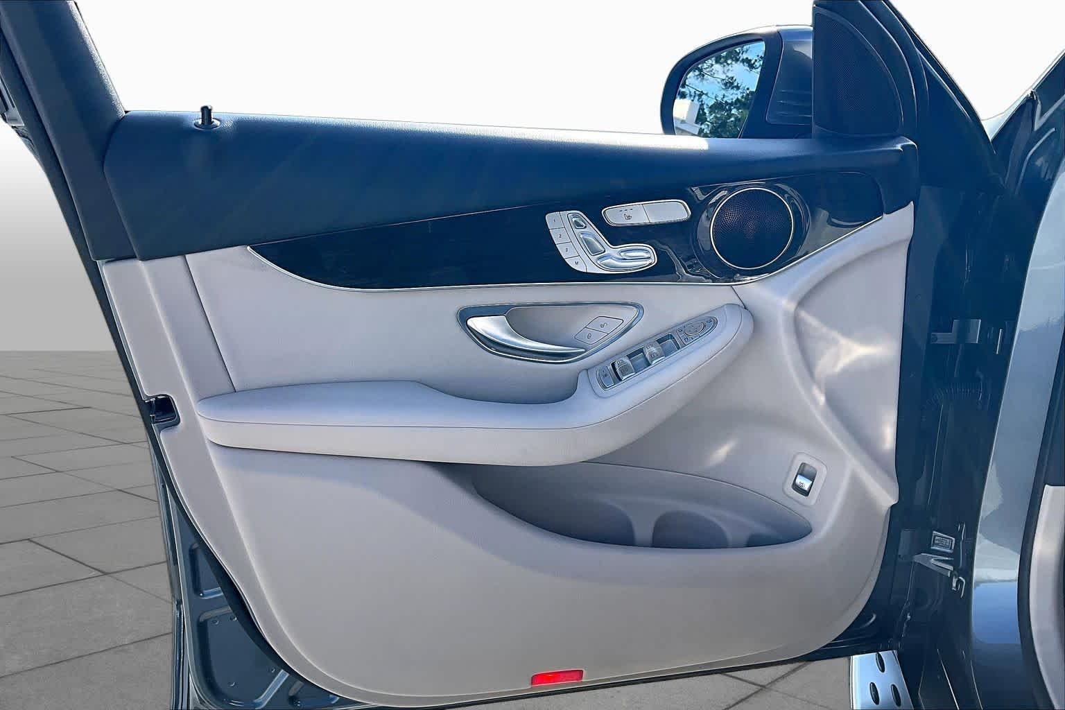 Used 2020 Selenite Grey Metallic Mercedes-Benz GLC 300 image 21