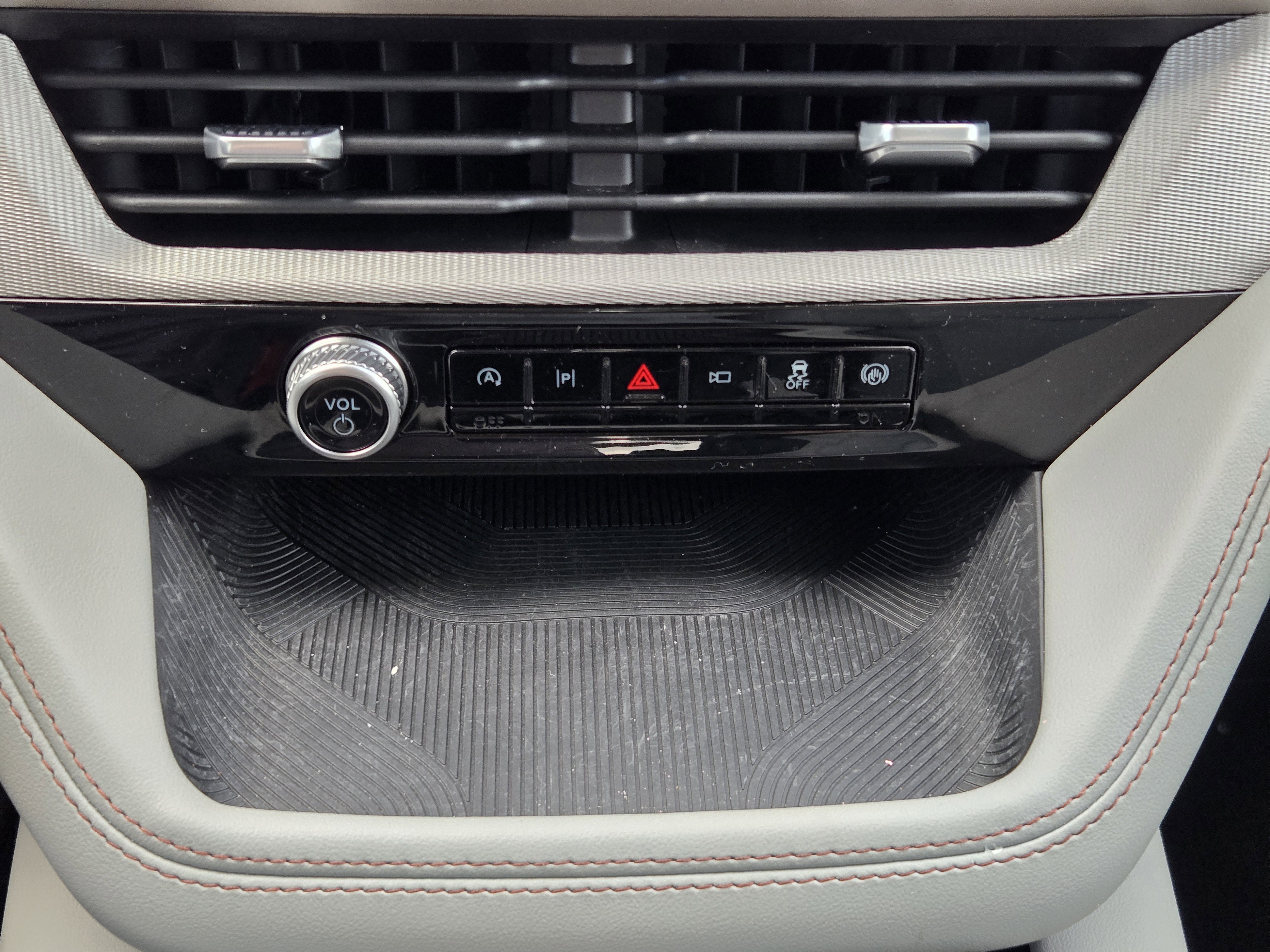 New 2026 Star White Metallic Tri-Coat Ford Active image 12