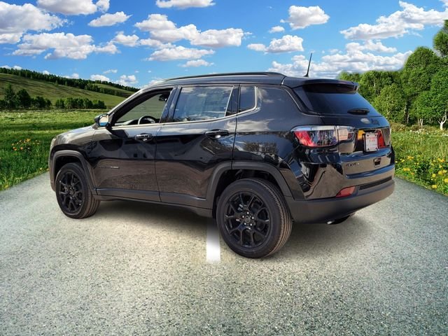 New 2026 Diamond Black Crystal Pearl-Coat Exterior Paint Jeep Latitude image 3