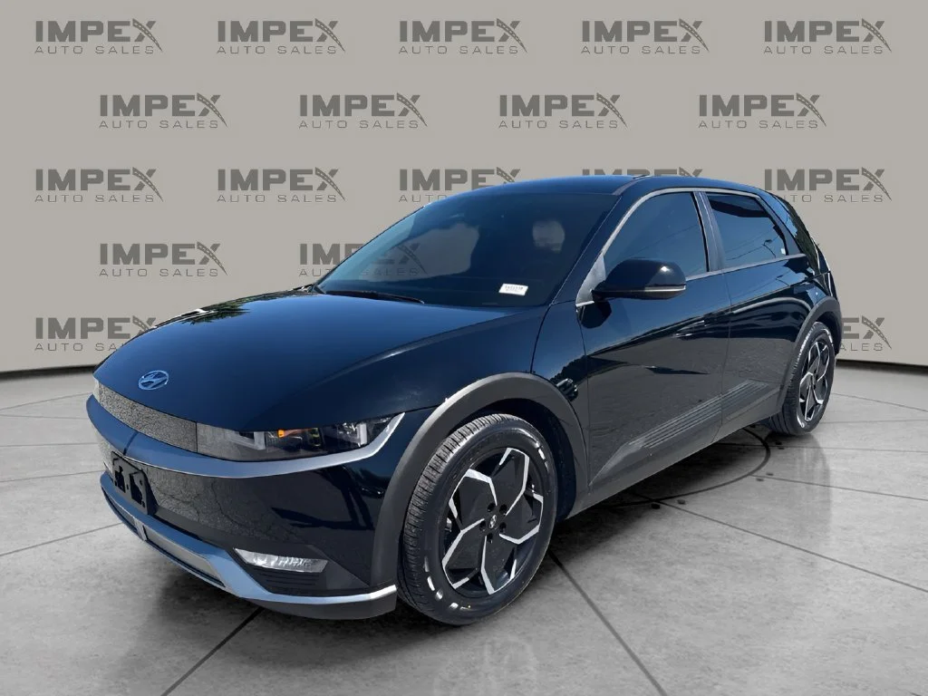 Used 2023 Black Hyundai SE image 1