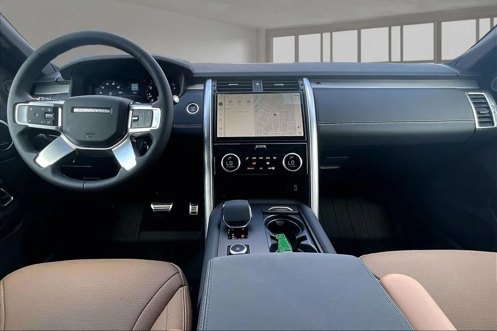 New 2026 Black Land Rover Dynamic SE image 5