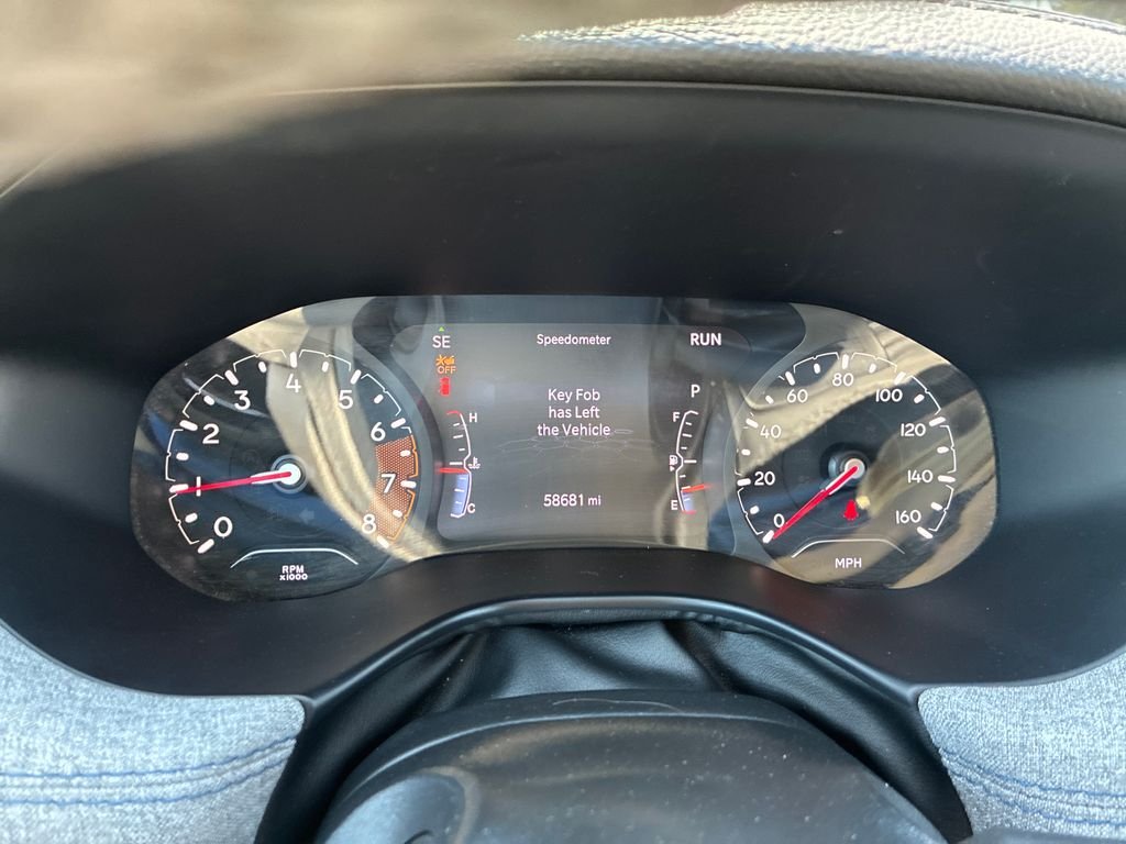 Used 2024 White/off-white Jeep Latitude image 16