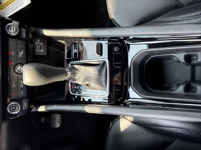 New 2026 Diamond Black Crystal Pearl-Coat Exterior Paint Jeep Latitude image 22