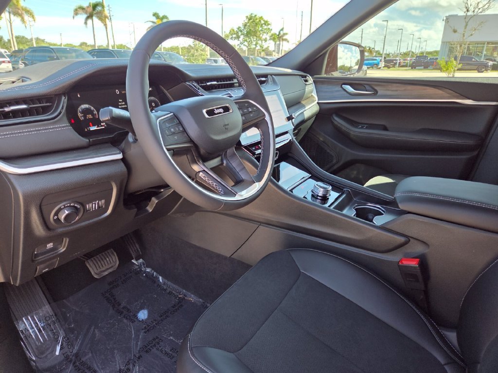 New 2027 Bright White Clear-Coat Paint Jeep Laredo Altitude image 28