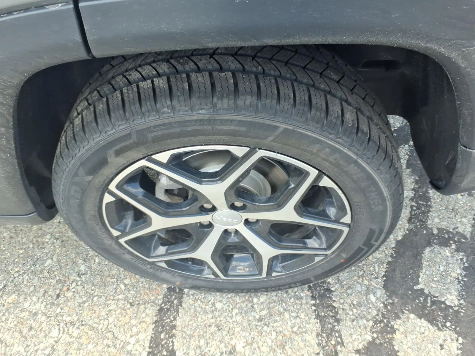Used 2024 Gray Clearcoat Jeep Latitude image 9