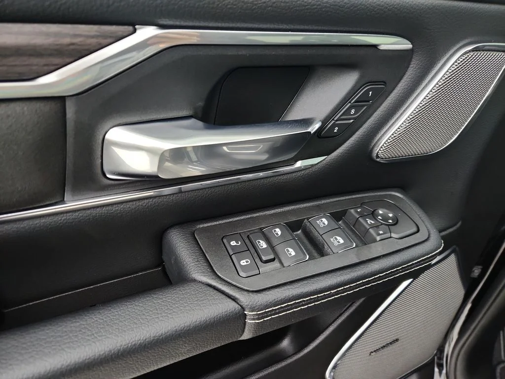 New 2026 Diamond Black Crystal Pearl-Coat Exterior Paint RAM Laramie image 21