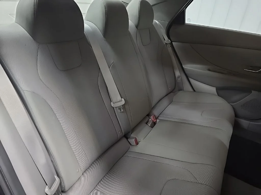 Used 2022 Black Hyundai SE image 16