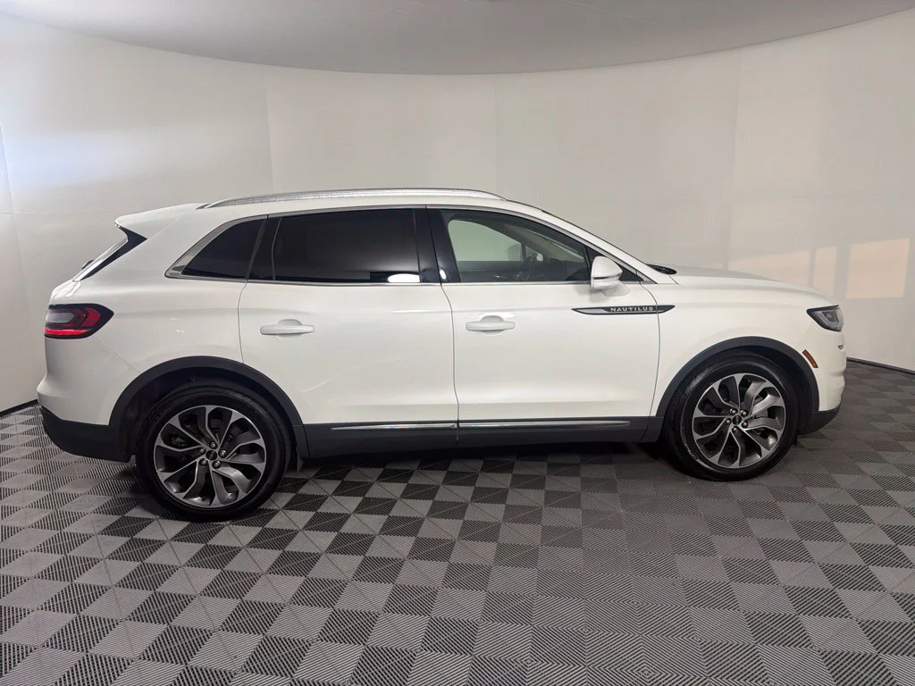 Used 2022 White Metallic Lincoln Reserve image 9
