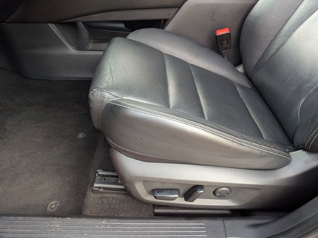 Used 2021 Orange Nissan SL image 16
