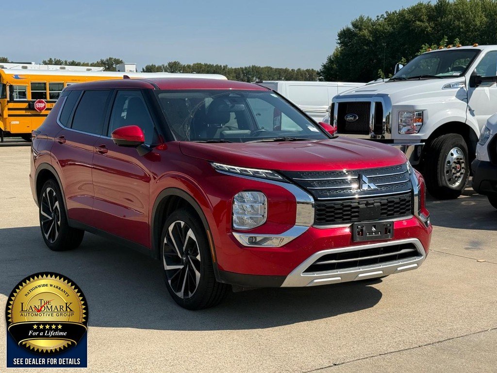 Used 2024 Red Diamond Mitsubishi SE Black Edition FWD image 3