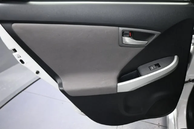 Used 2013 White Toyota Two image 18