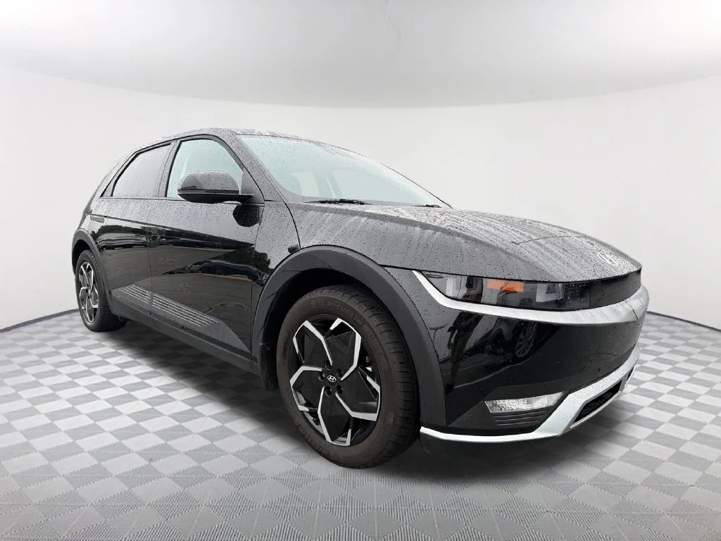 Used 2024 Black Hyundai SEL image 3