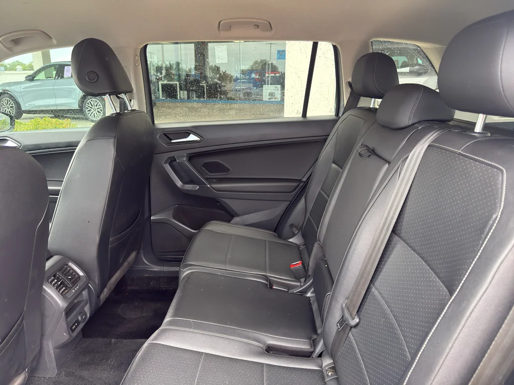Used 2020 Pyrite Silver Metallic Volkswagen SE image 4