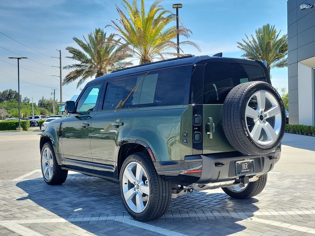 New 2026 Woolstone Green Land Rover X-Dynamic SE image 3
