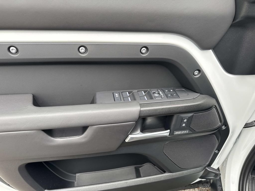 2026 Land Rover Defender V8 - Photo 17