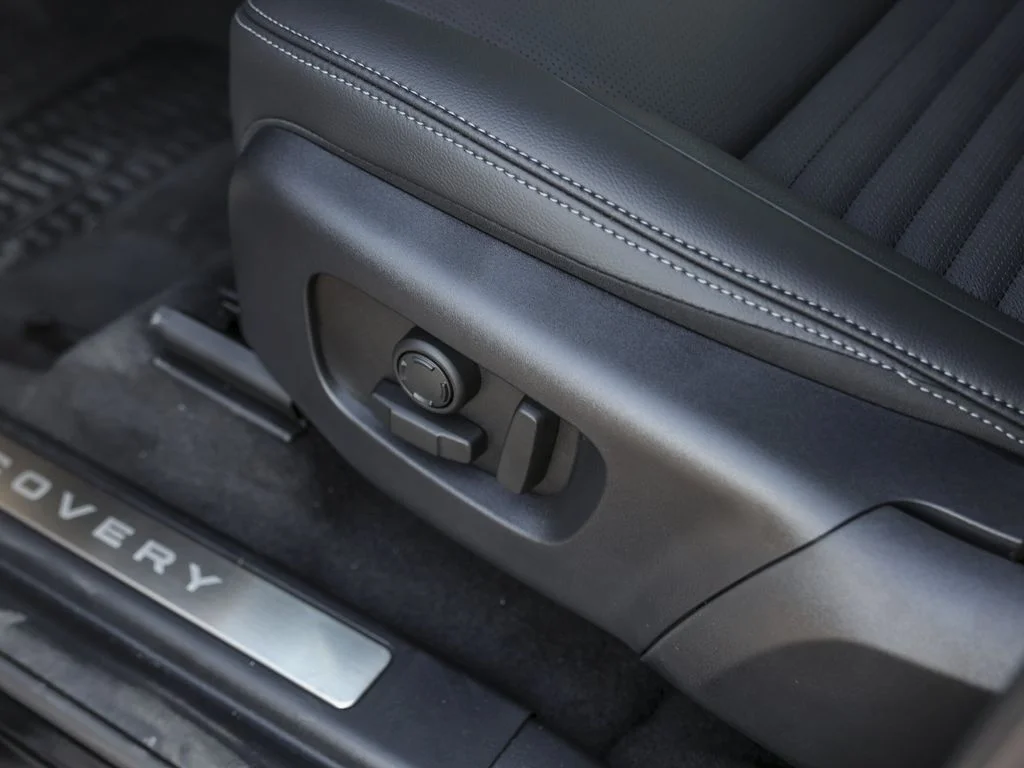 New 2025 Santorini Black Metallic Land Rover SE image 16