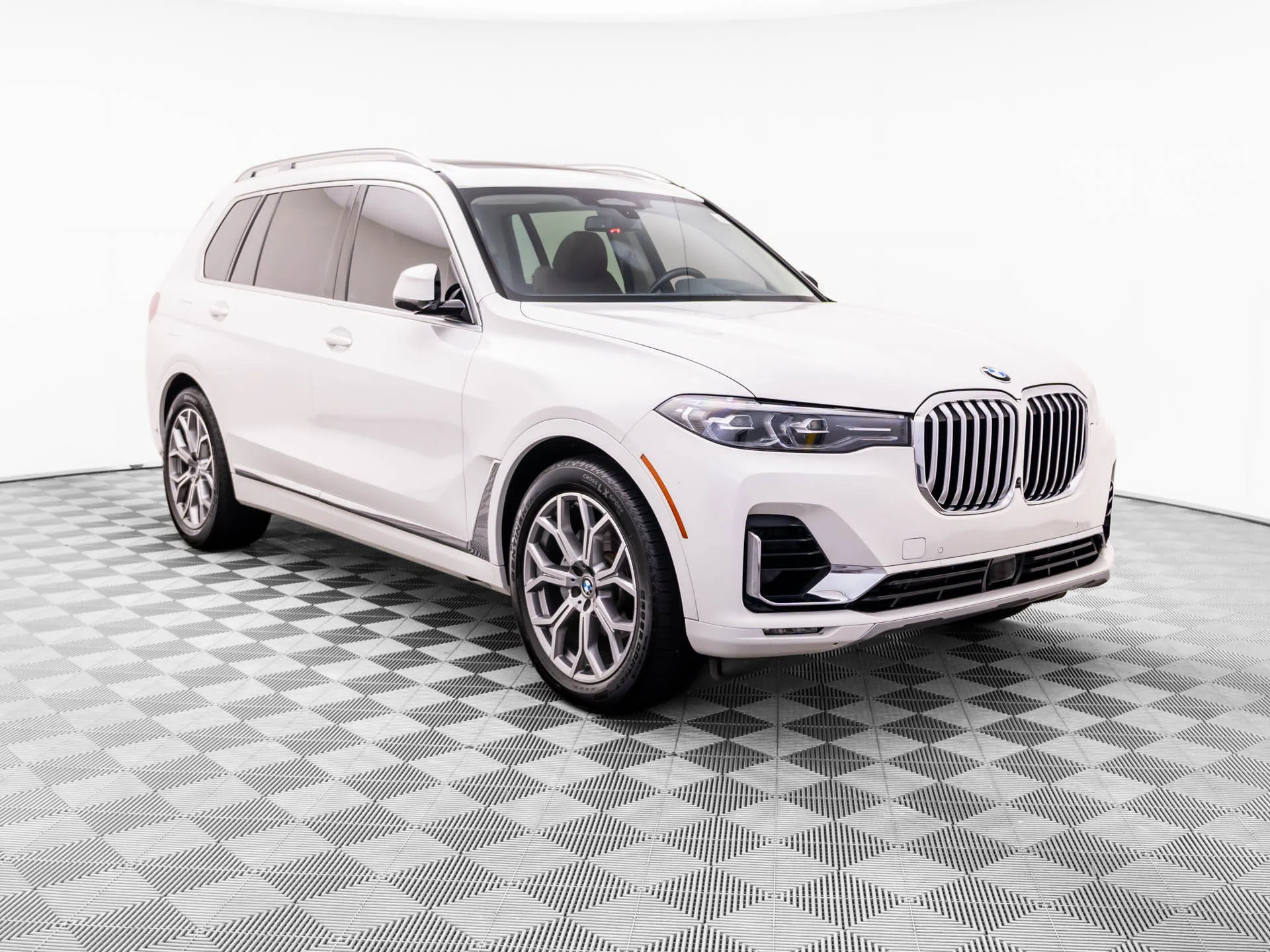 Used 2020 White BMW xDrive40i image 9