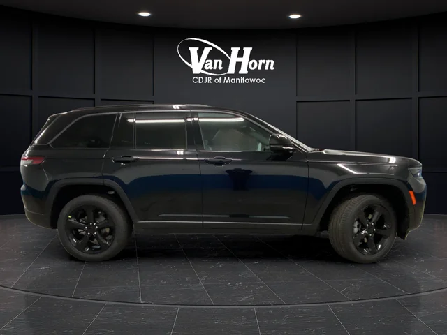 New 2026 Diamond Black Crystal Pearl-Coat Exterior Paint Jeep Limited image 7