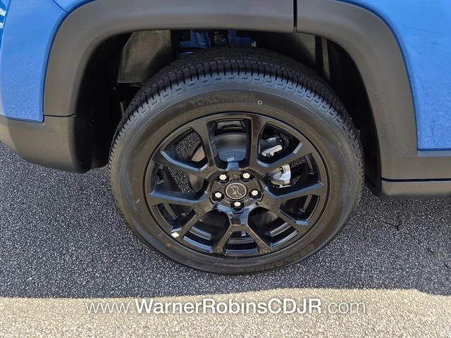 New 2026 Hydro Blue Pearl-Coat Exterior Paint Jeep Latitude image 13