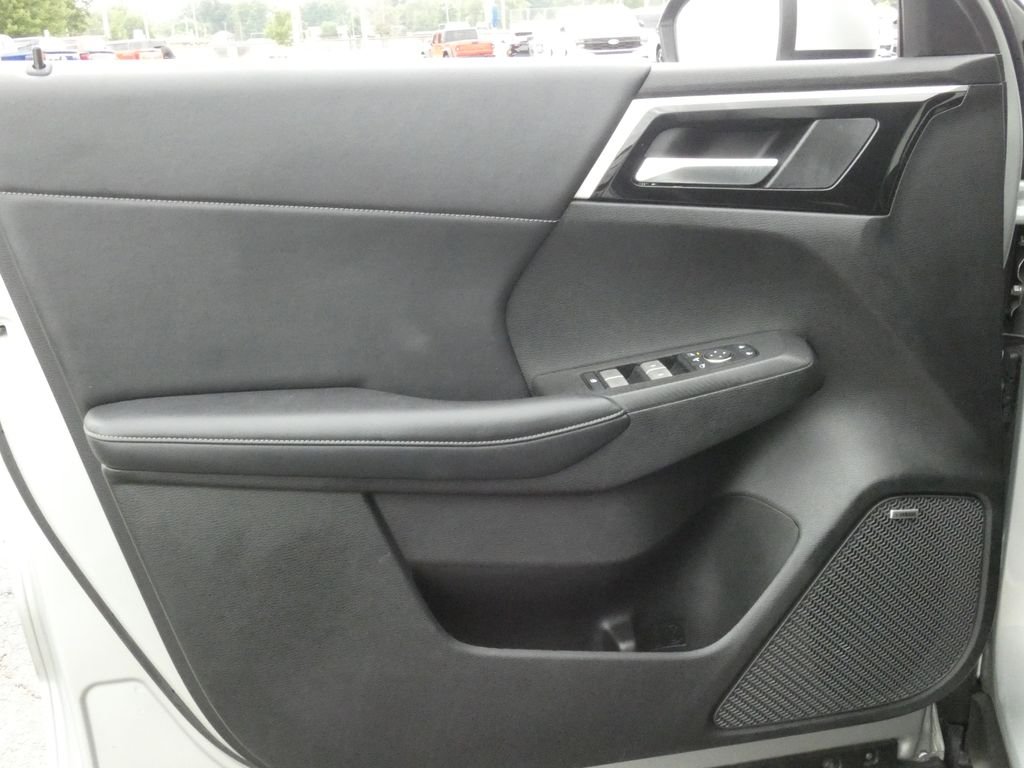 Used 2025 Silver Mitsubishi SE image 12