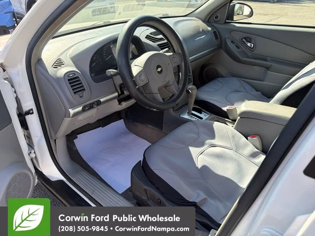 Used 2005 White Chevrolet  image 11