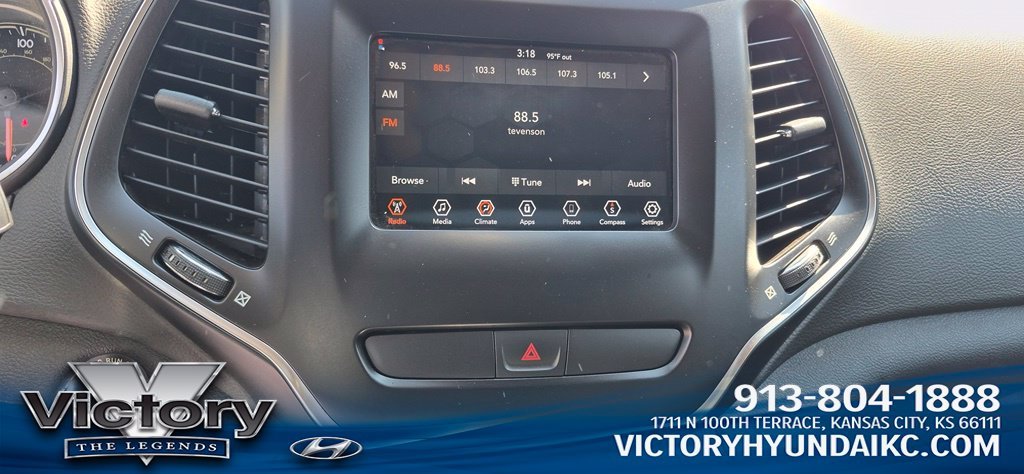 Used 2019 Silver Jeep Latitude image 13