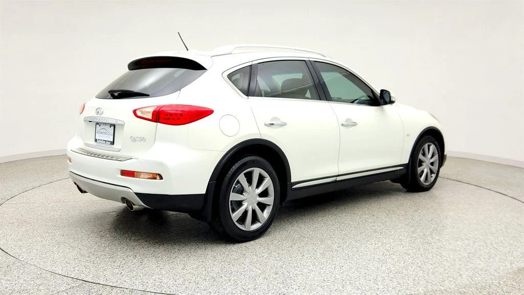 Used 2016 Majestic White INFINITI RWD 4dr w/ Premium Plus & Premium Pkgs + Illuminated Kick Plates image 5