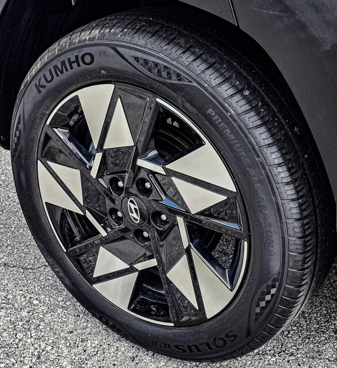 Used 2025  Hyundai SEL image 7