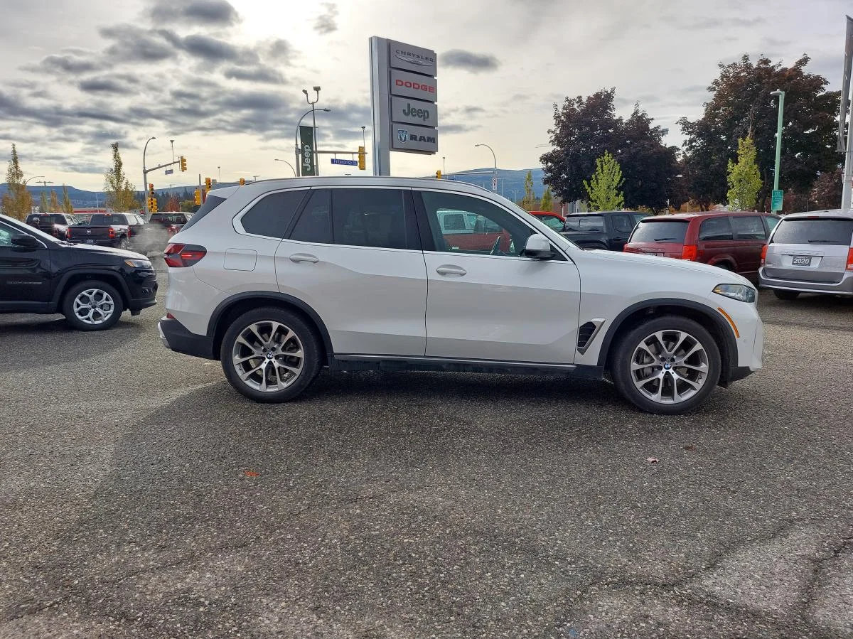 Used 2024 White BMW xDrive40i Sports Activity Vehicle image 5