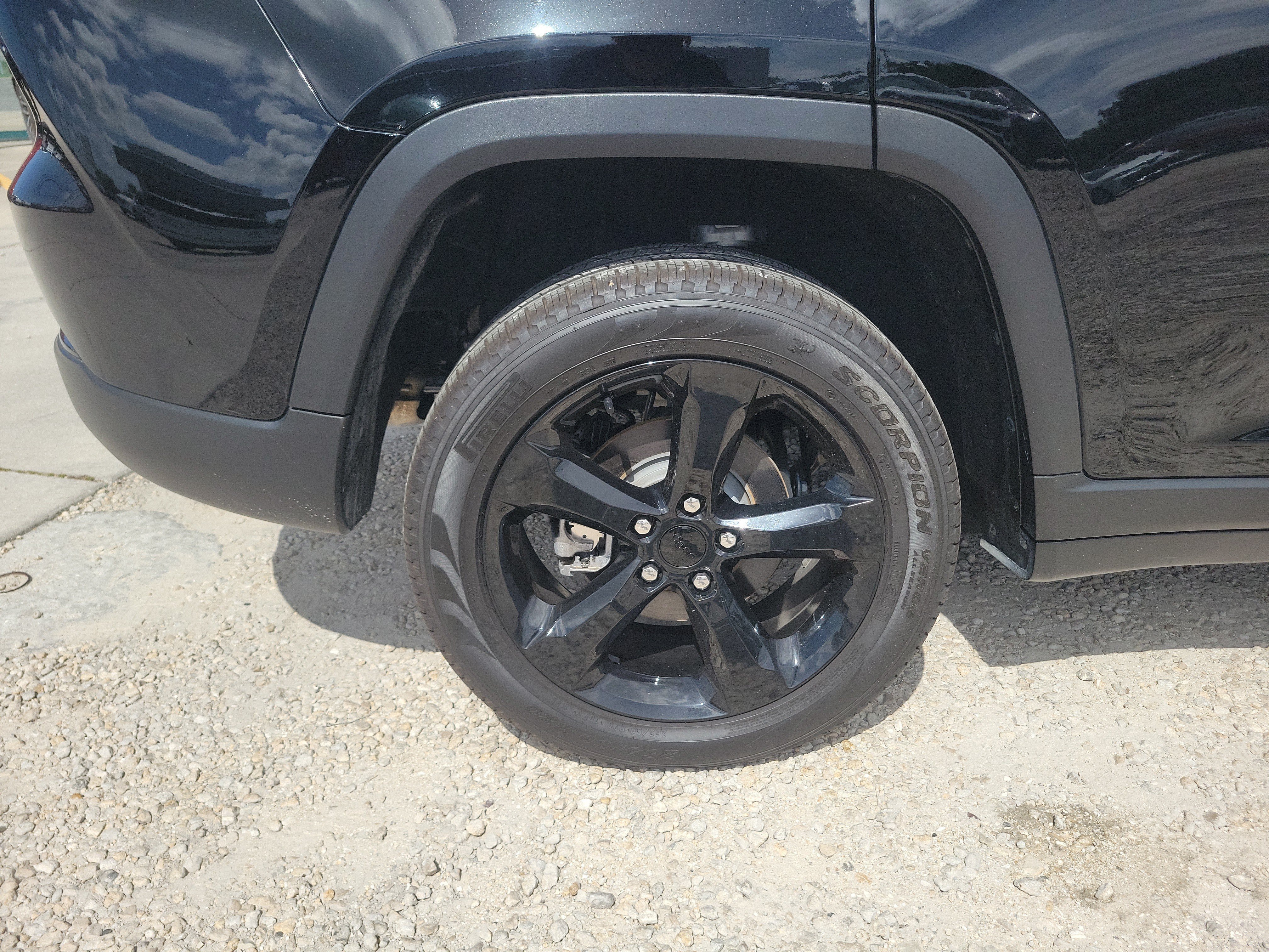Used 2024 Diamond Black Crystal Pearlcoat Jeep Limited image 7