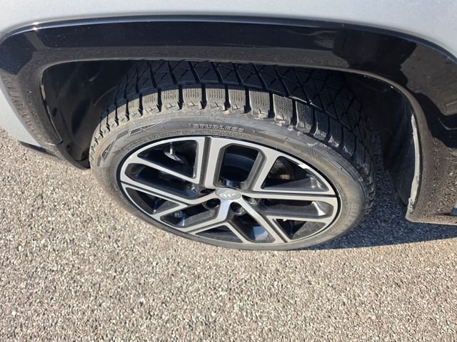 Used 2024 Silver Jeep Limited image 14