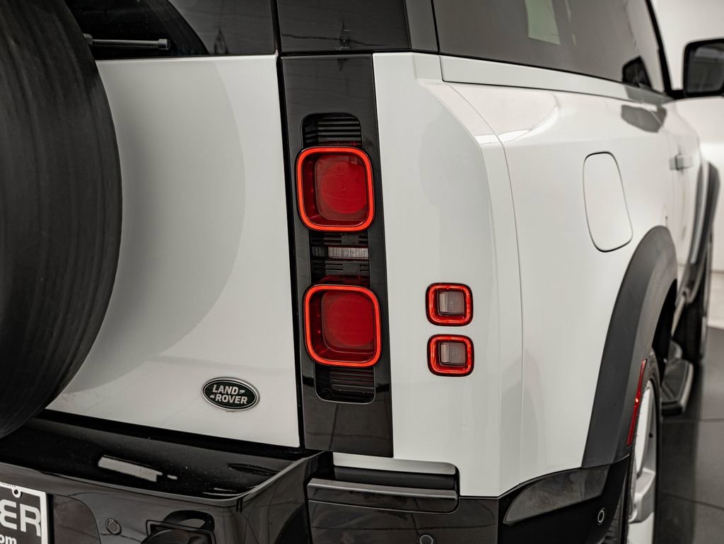 Used 2023 White Land Rover X-Dynamic SE image 14
