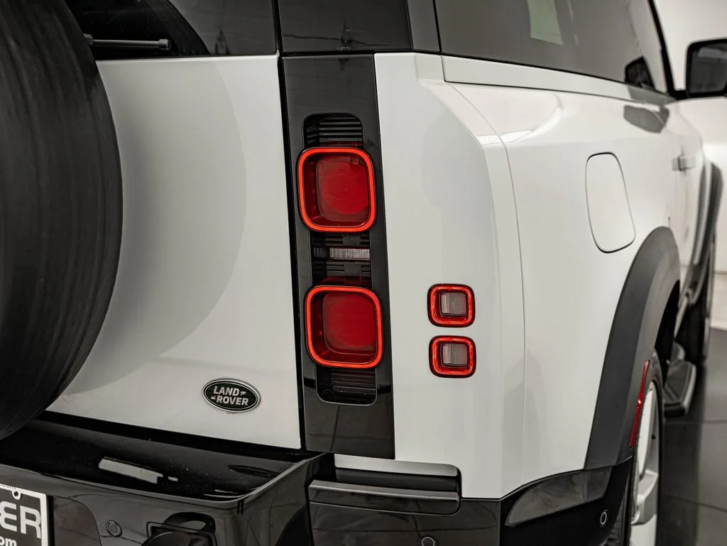 Used 2023 White Land Rover X-Dynamic SE image 14