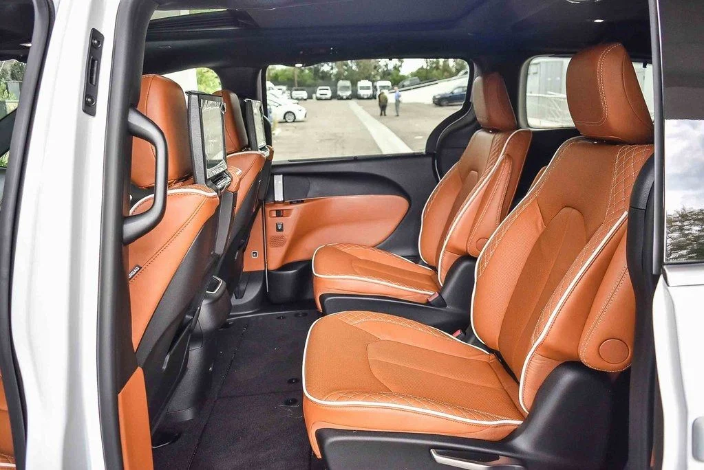 New 2026 Bright White Clear-Coat Exterior Paint Chrysler Pinnacle image 18