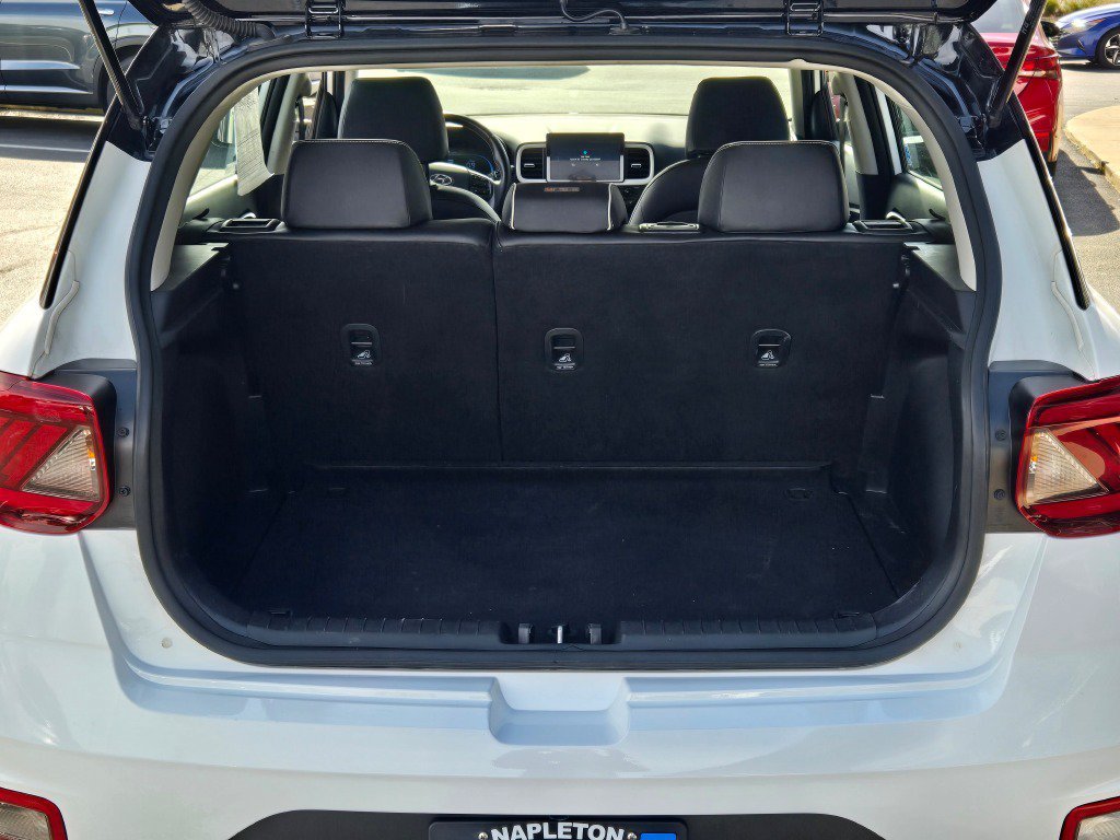 Certified Used 2023 Lunar Hyundai Limited image 11