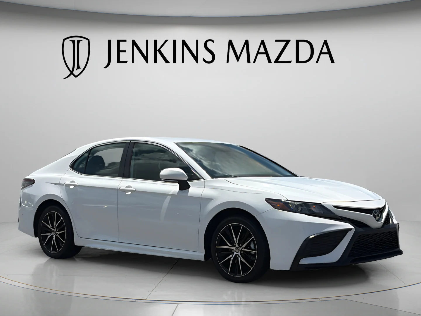 Used 2024 Ice Toyota SE image 1