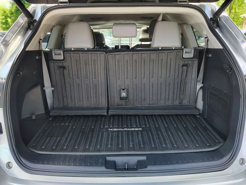 Used 2022 Silver Toyota XLE image 17
