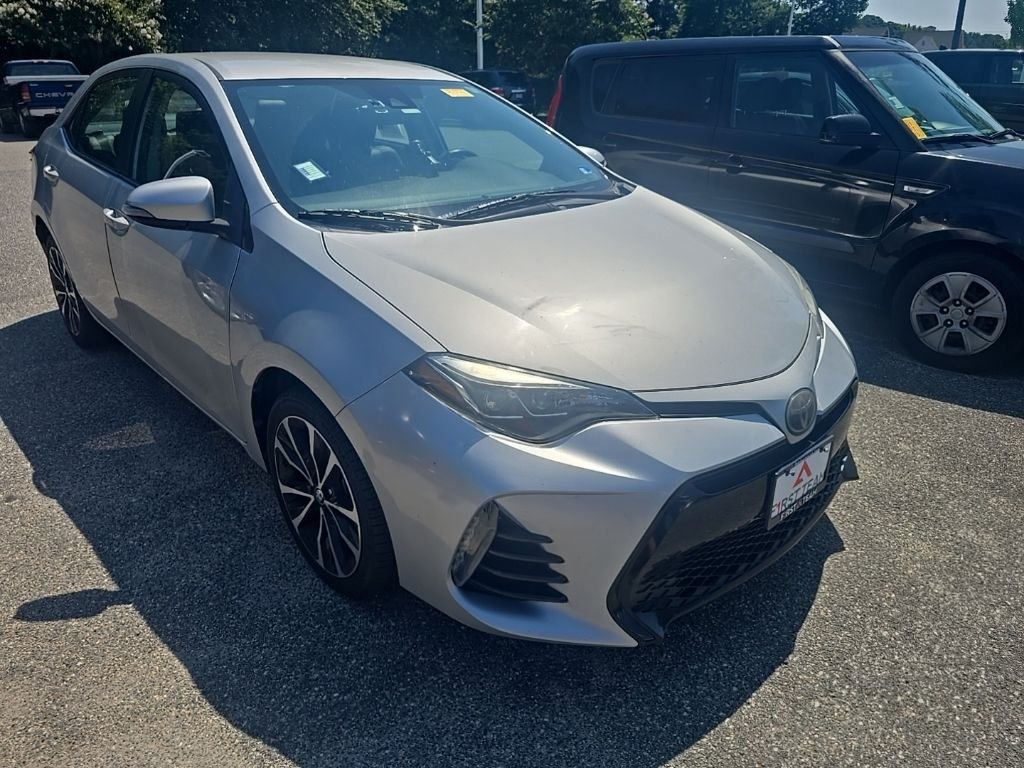 Used 2018 Silver Toyota SE image 3