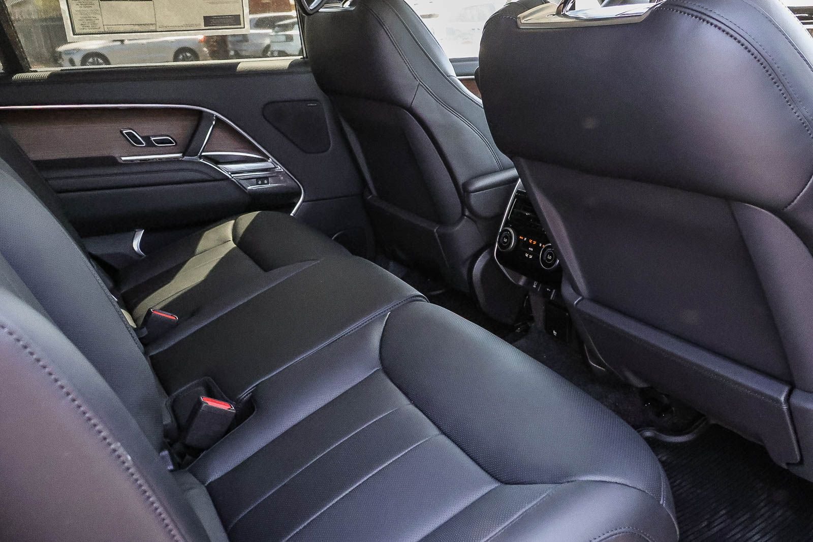 New 2026 Carpathian Grey Land Rover SE image 18