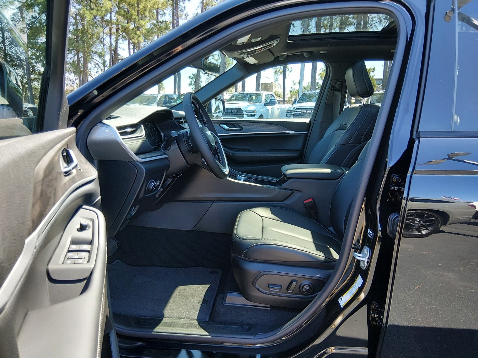 New 2027 High-Gloss Black Paint Jeep Limited image 4