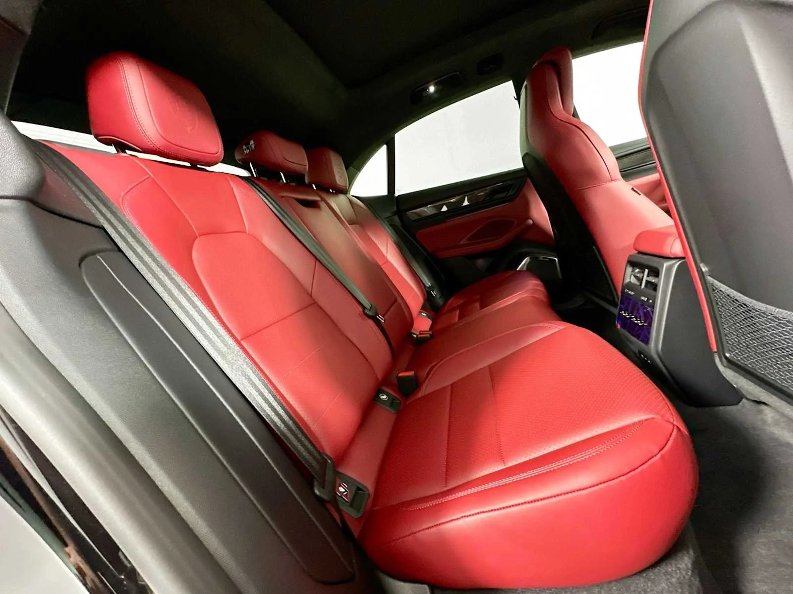 2025 Porsche Macan Turbo Electric - Photo 28