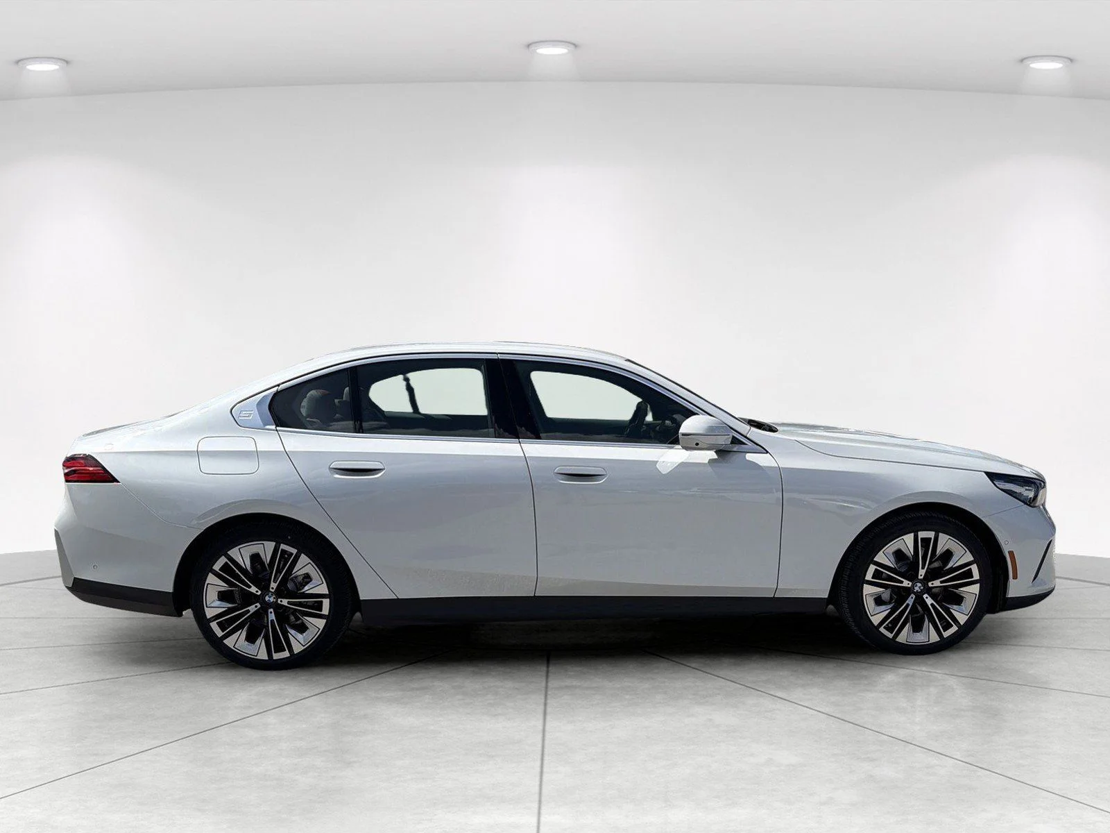 New 2027 Mineral White Metallic BMW 530i image 3