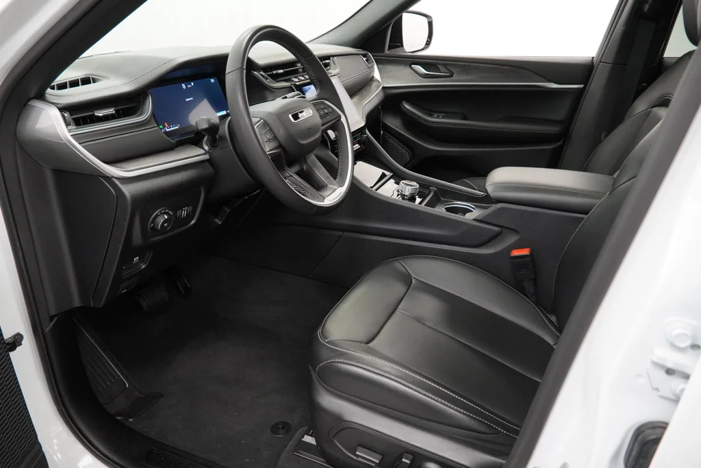 Used 2025 White Jeep Limited image 12
