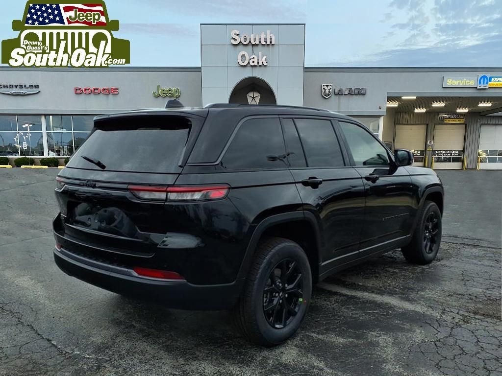 New 2026 Diamond Black Crystal Pearl-Coat Exterior Paint Jeep Laredo Altitude image 2