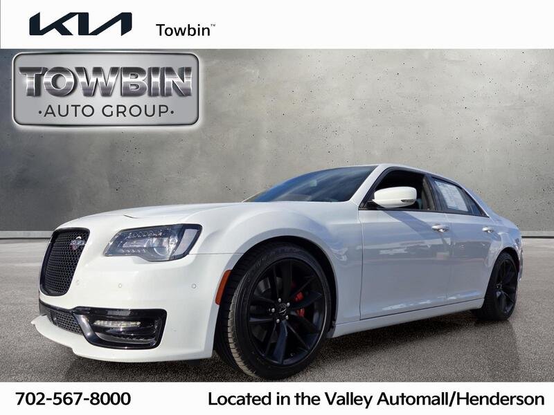 2023 Chrysler 300 C's photo