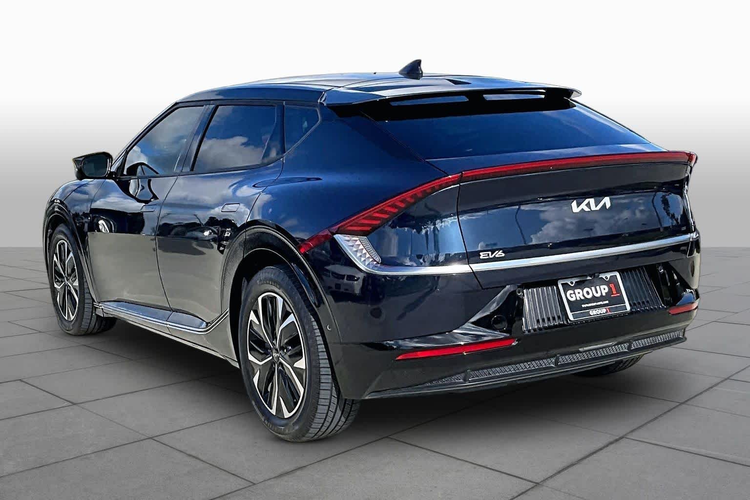 Used 2022 Gravity Blue Kia Wind image 10