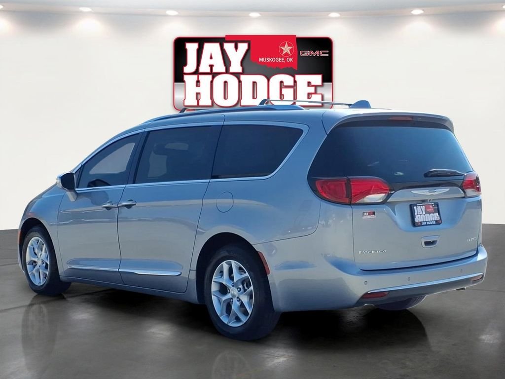Used 2020 Silver Chrysler Limited image 4