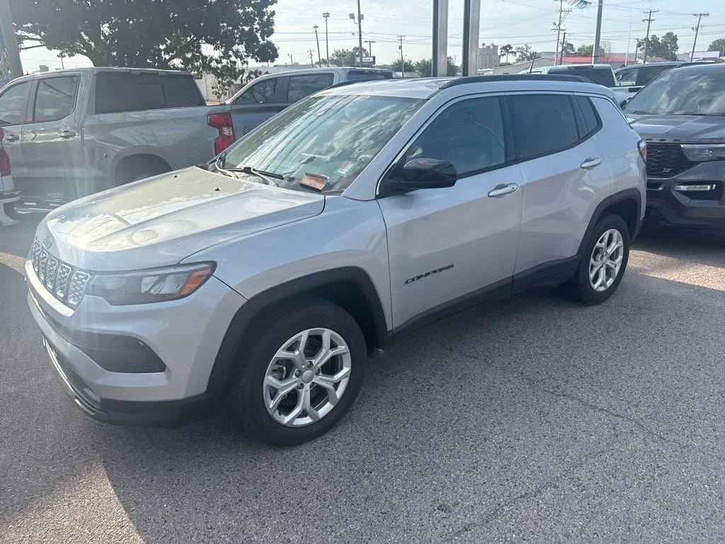 Used 2024 Silver Jeep Latitude image 6