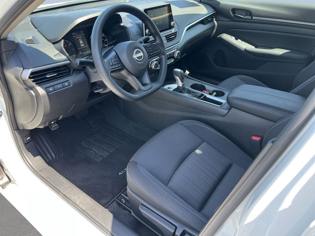 Used 2025 Glacier White Nissan 2.5 S image 10